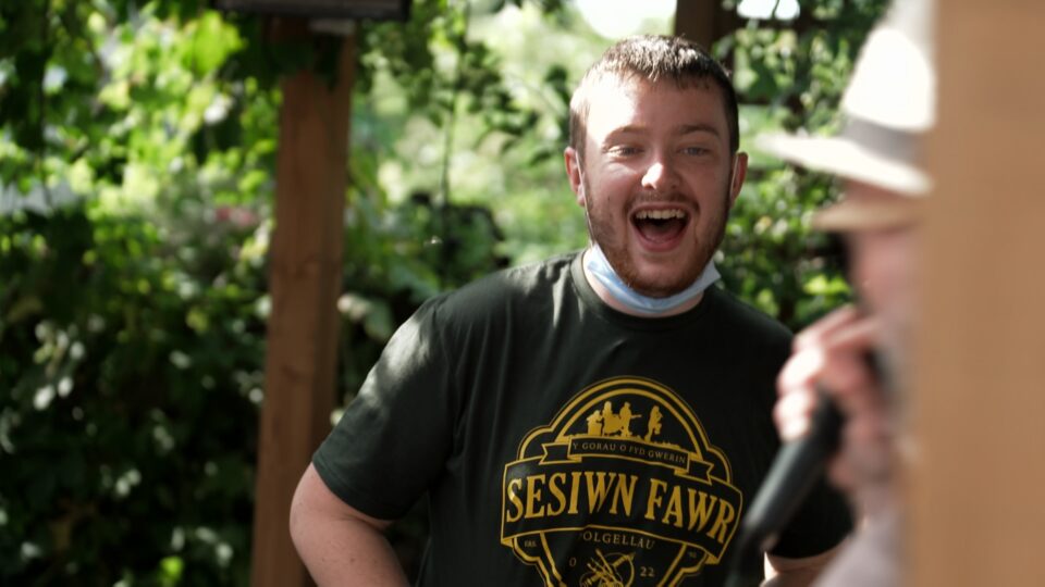 Terry Tuffrey wearing a Sesiwn Fawr Dolgellau t-shirt